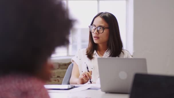 Junge Asiatische Frau Kreativen Gespräch Mit Ihrem Kollegen Einem Besprechungsraum — Stockvideo