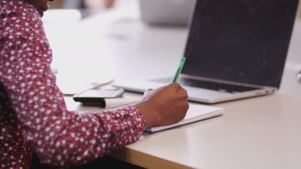 Femme Noire Prenant Des Notes Créatives Lors Une Réunion Gros — Video