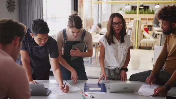 Millennial Creative Business Kollegen Brainstorming Besprechungsraum Über Die Schulter Nahsicht — Stockvideo
