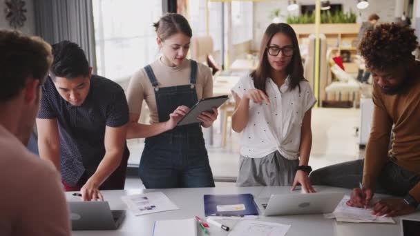 Millennial Colegas Negócios Criativos Brainstorming Uma Sala Reuniões Sobre Ombro — Vídeo de Stock