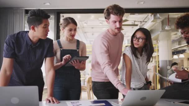 Millennial Compañeros Negocios Creativos Lluvia Ideas Una Sala Reuniones Oficina — Vídeos de Stock