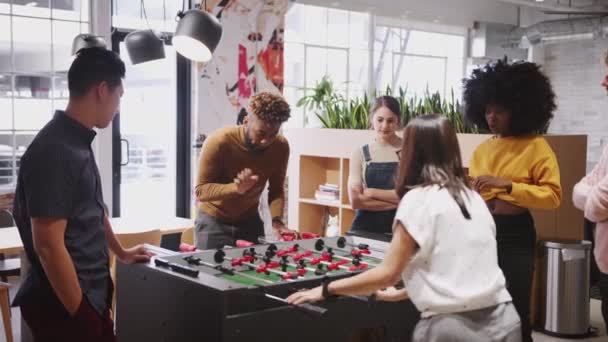Junge Kreative Machen Pause Beim Tischkicker Spielen — Stockvideo