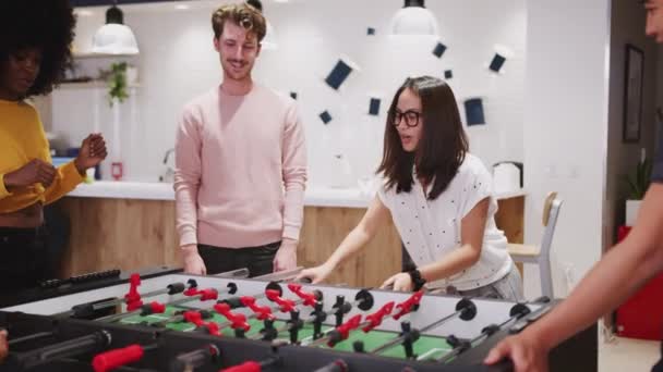 Millennial Creative Business Collega Nemen Een Break Playing Tafelvoetbal Het — Stockvideo