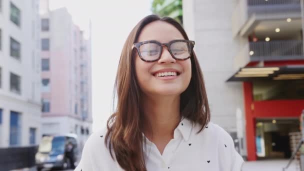 Joven Mujer Asiática Pie Una Calle Ciudad Sonriendo Cámara Cerca — Vídeo de stock