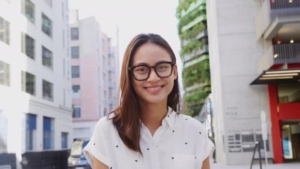 Jonge Aziatische Vrouw Staande Een Stad Straat Glimlachend Naar Camera — Stockvideo