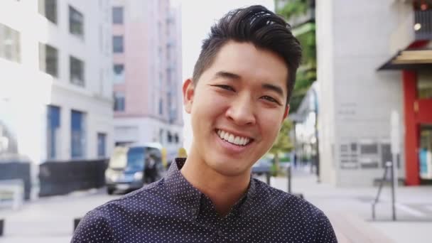 Millennial Asiatischer Mann Sitzt Einer Straße Der Stadt Und Lacht — Stockvideo