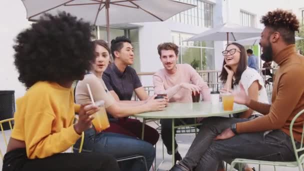 Sechs Angesagte Millennial Freunde Sitzen Auf Der Straße Vor Einem — Stockvideo