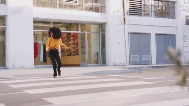 Mujer Negra Joven Moda Con Pelo Afro Corriendo Por Calle — Vídeos de Stock