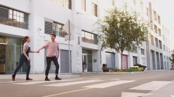 Millennial Hipster Pareja Corriendo Través Carretera Ciudad Mano Longitud Completa — Vídeos de Stock