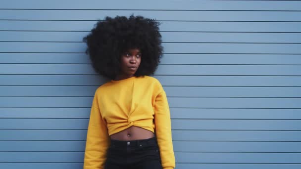 Young Black Woman Afro Turns Smiles Camera Crosses Arms Looks — Stock Video