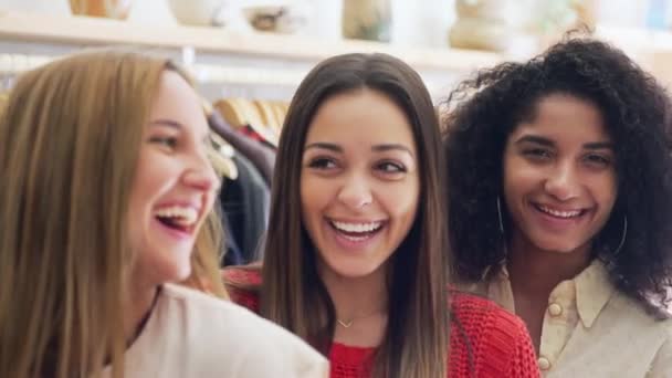 Retrato Cabeza Los Hombros Tres Jóvenes Sonrientes Que Compran Juntos — Vídeos de Stock