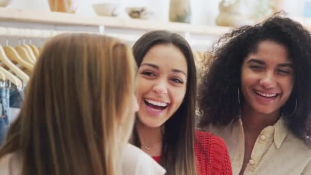 头部和肩膀的三个微笑的年轻女子一起在时装店购物的肖像 拍摄慢动作 — 图库视频影像