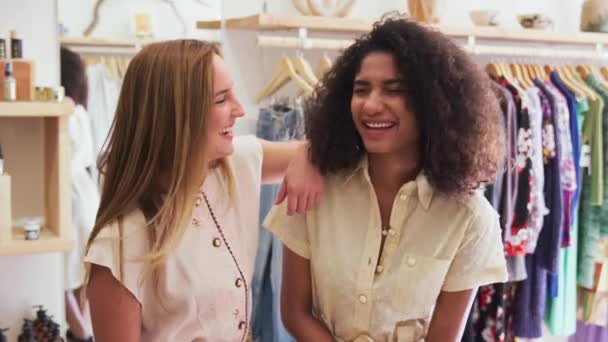 Birlikte Moda Mağazasında Alışveriş Iki Gülümseyen Genç Kadın Portresi Yavaş — Stok video