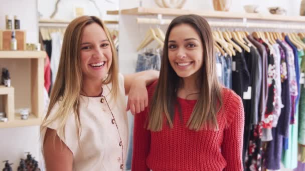 Retrato Duas Jovens Mulheres Sorridentes Comprando Loja Moda Juntas Filmadas — Vídeo de Stock