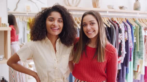 Retrato Duas Jovens Mulheres Sorridentes Comprando Loja Moda Juntas Filmadas — Vídeo de Stock