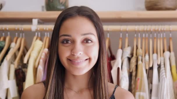 Portret Van Lachende Jonge Vrouw Staande Door Rack Van Kleding — Stockvideo