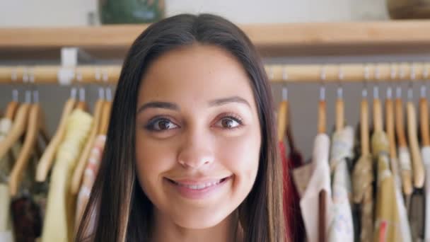 Portret Van Lachende Jonge Vrouw Staande Door Rack Van Kleding — Stockvideo