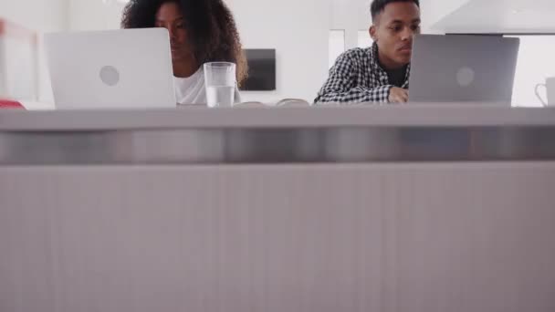 Μαύρος Έφηβος Αδελφός Και Αδελφή Κάθονται Στο Σπίτι Χρησιμοποιώντας Φορητούς — Αρχείο Βίντεο