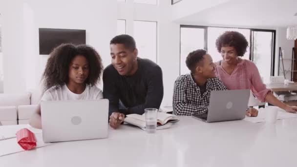 Pais Negros Meia Idade Ajudando Seus Filhos Adolescentes Fazendo Seus — Vídeo de Stock