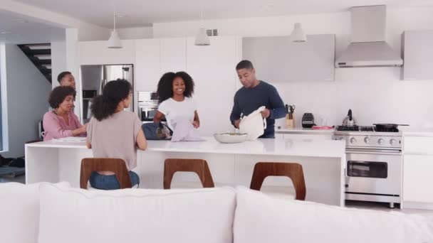 Família Negra Sua Cozinha Desembalando Mantimentos Colocando Juntos — Vídeo de Stock