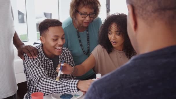 Schwarze Mehrgenerationenfamilie Macht Schild Für Überraschungsparty Der Küche Über Die — Stockvideo