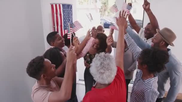 黑人家庭庆祝我们独立日 亲戚们来到聚会 — 图库视频影像