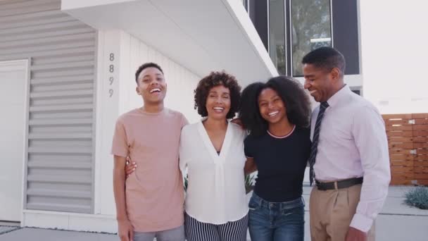 Família Negra Stand Olhando Para Câmera Fora Sua Casa Moderna — Vídeo de Stock