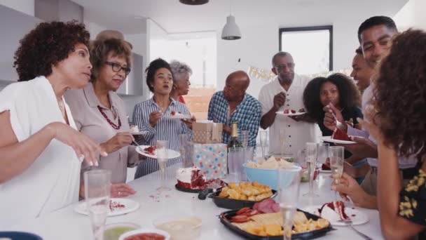 Tre Generazioni Famiglia Nera Piedi Intorno Tavolo Mangiare Torta Una — Video Stock