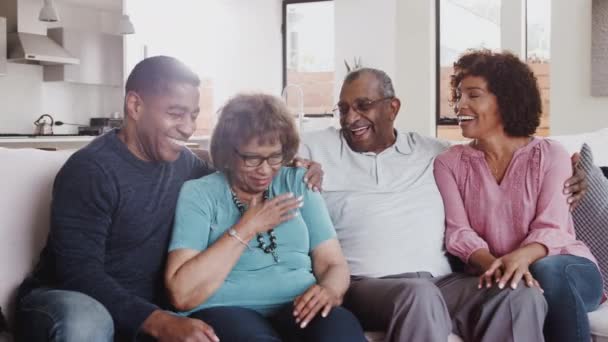 Heureux Couple Noir Âge Moyen Les Parents Détendre Assis Ensemble — Video