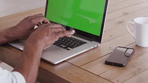 Mãos Homem Negro Sênior Sentado Uma Mesa Madeira Digitando Computador — Vídeo de Stock