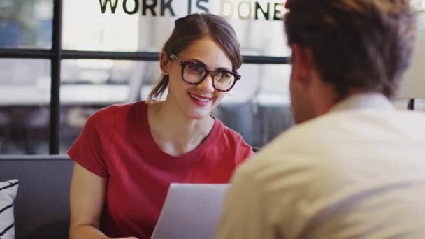 Mulher Negócios Usando Óculos Conversar Com Colega Uma Sala Reuniões — Vídeo de Stock