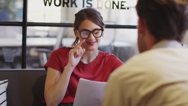 Mulher Negócios Usando Óculos Conversar Com Colega Uma Sala Reuniões — Vídeo de Stock