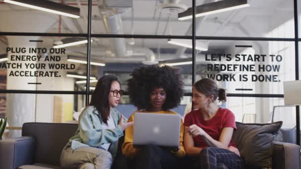 Tres Mujeres Milenarias Sentadas Sofá Salón Oficina Usando Una Computadora — Vídeos de Stock