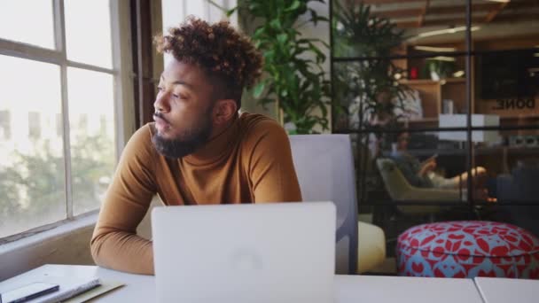 Millennial Preto Macho Criativo Sentado Uma Mesa Escritório Olhando Para — Vídeo de Stock