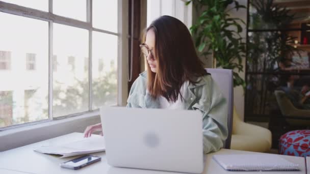 Duizendjarige Aziatische Vrouw Creatief Zittend Een Bureau Werken Een Laptop — Stockvideo