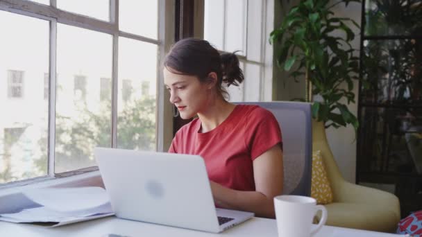 Millennial Hiszpanie Kobieta Kreatywny Siedzi Biurku Pomocą Laptopa Biurze Lockdown — Wideo stockowe