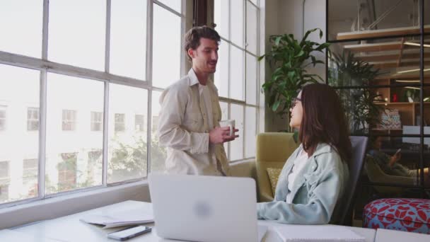 Dos Jóvenes Colegas Creativos Hablando Juntos Una Oficina Mirando Por — Vídeos de Stock