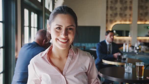 Selbstbewusste Barchefin Lächelt Mit Kunden Hintergrund Die Kamera Aufgenommen Zeitlupe — Stockvideo