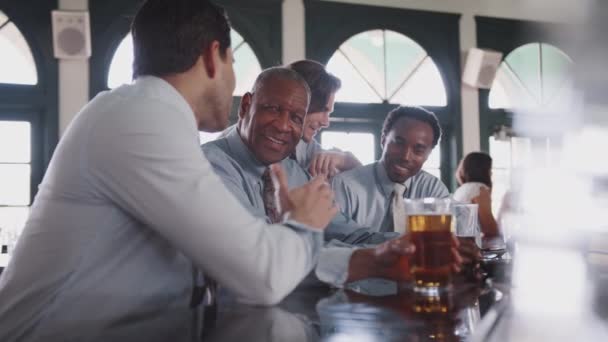 Cuatro Hombres Negocios Sentados Bar Disfrutando Bebidas Después Del Trabajo — Vídeos de Stock