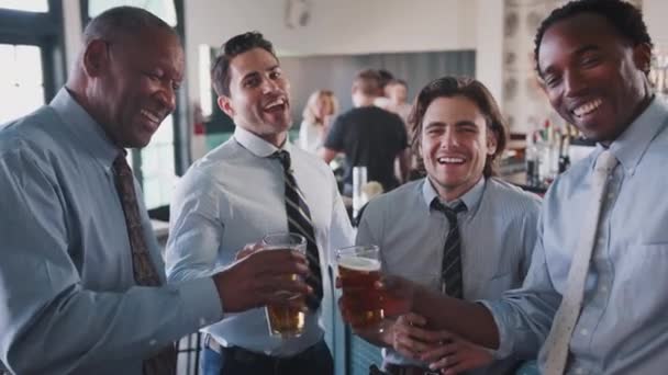 Cuatro Hombres Negocios Bar Disfrutando Bebidas Después Del Trabajo Hacen — Vídeo de stock