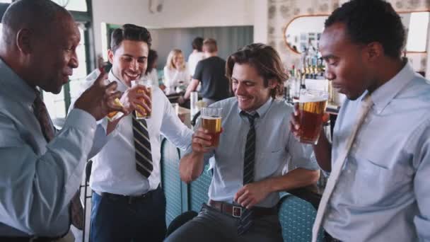 Cuatro Hombres Negocios Bar Disfrutando Bebidas Después Del Trabajo Hacen — Vídeo de stock