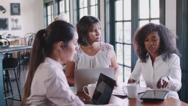 Gruppo Donne Affari Che Riuniscono Informalmente Attorno Tavolo Della Caffetteria — Video Stock