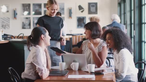 Grupo Mujeres Negocios Que Reúnen Informalmente Alrededor Mesa Cafetería Pidiendo — Vídeos de Stock
