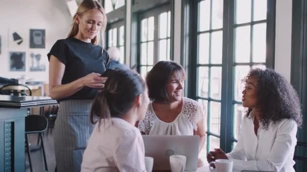 Группа Деловых Женщин Проводит Неформальную Встречу Столом Кафе Прося Официантки — стоковое видео