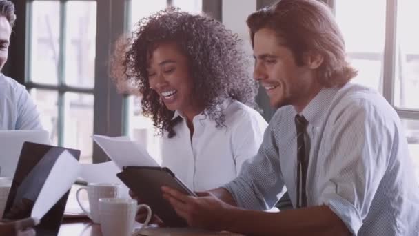 Grupo Empresários Que Têm Reunião Informal Torno Mesa Café — Vídeo de Stock