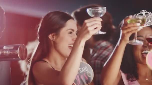 Vrouwelijke Vrienden Vieren Met Bruid Kip Partij Drinken Dansen Bar — Stockvideo