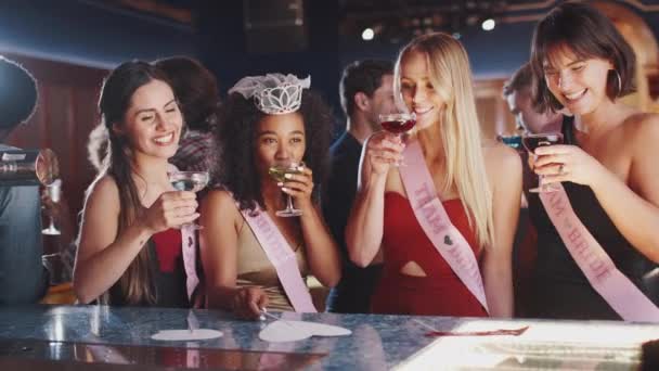 女性朋友庆祝与新娘在母鸡党喝酒和跳舞在酒吧 拍摄慢动作 — 图库视频影像