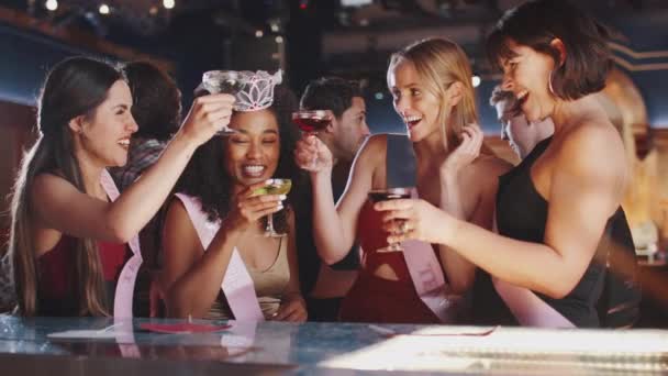 女性朋友庆祝与新娘在母鸡党喝酒和跳舞在酒吧 拍摄慢动作 — 图库视频影像