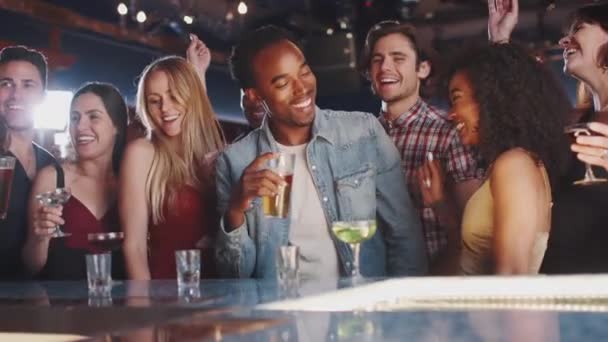 Ομάδα Φίλων Που Πίνουν Και Διασκεδάζουν Στο Μπαρ Μαζί Shot — Αρχείο Βίντεο