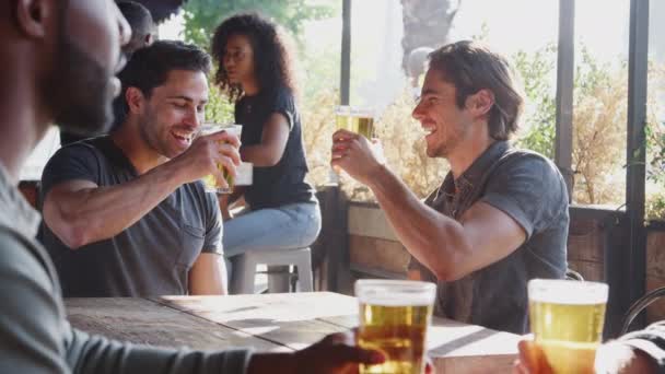 Dos Amigos Varones Sentados Fuera Del Bar Deportes Bebiendo Cerveza — Vídeos de Stock